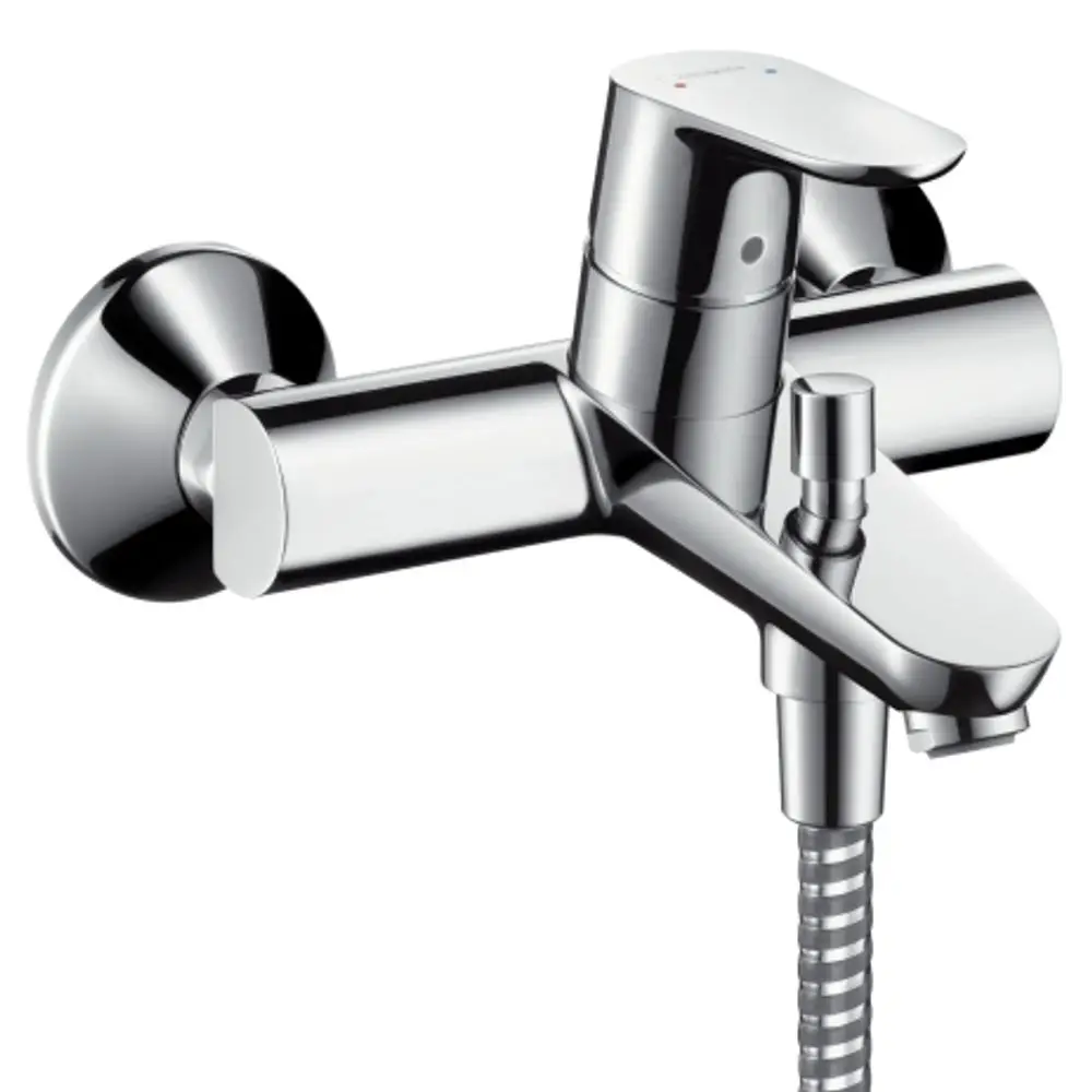 Chromfarbener Einhebel-Wannenmischer von Hansgrohe mit einem klaren, modernen Design und Anschluss für eine Handbrause.
